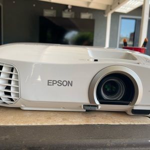 Epson PoweLite Home Cinema 2030   Full HD 1080p